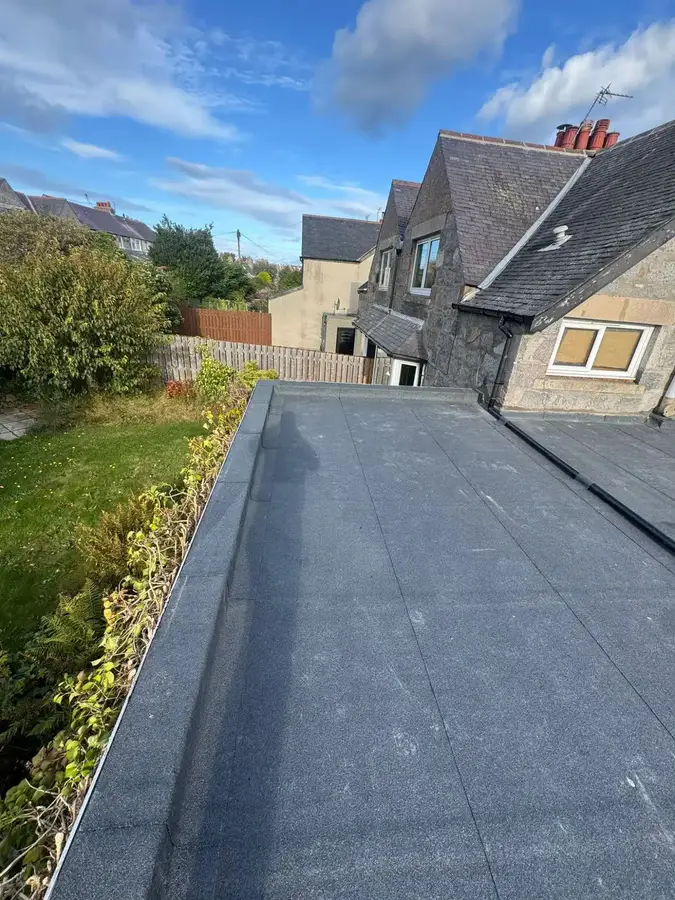 The new flat roof with the garden alongside